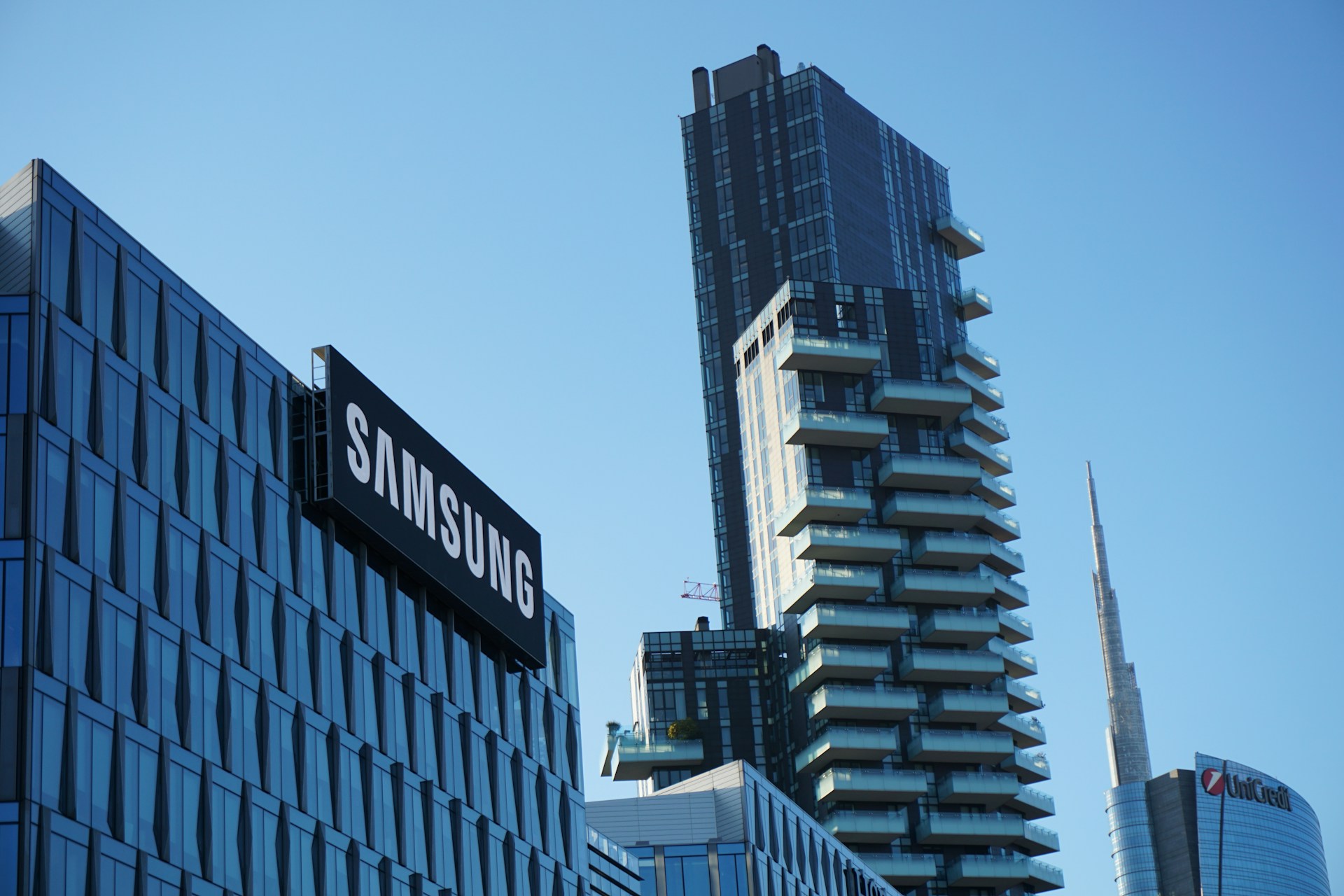 Massive Strike at Samsung. 45,000 Workers Demand a Cut of AI Revolution Profits Samsung sign on a glass building